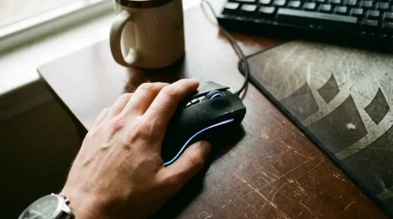 How to Choose a Gaming Mouse (That Won't Hurt Your Hand or Your Wallet)